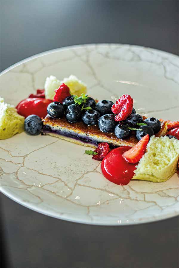L’amandine à la myrtille Espuma à la framboise, Sponge Cake à la pistache et aux fruits rouges frais, sorbet à la fraise et à l’estragon