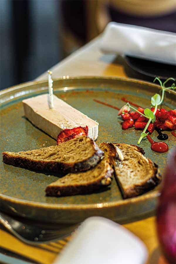 Le Foie Gras de canard de Monsieur Morille Salsa de fraises et gel de vinaigre de balsamique , cristalline de noisettes et pain grillé de notre boulanger