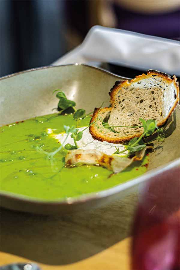 Le Petit Pois En velouté froid et petits pois frais, stracciatella et copeaux de poitrine aux poivres, essence d’huile de menthe