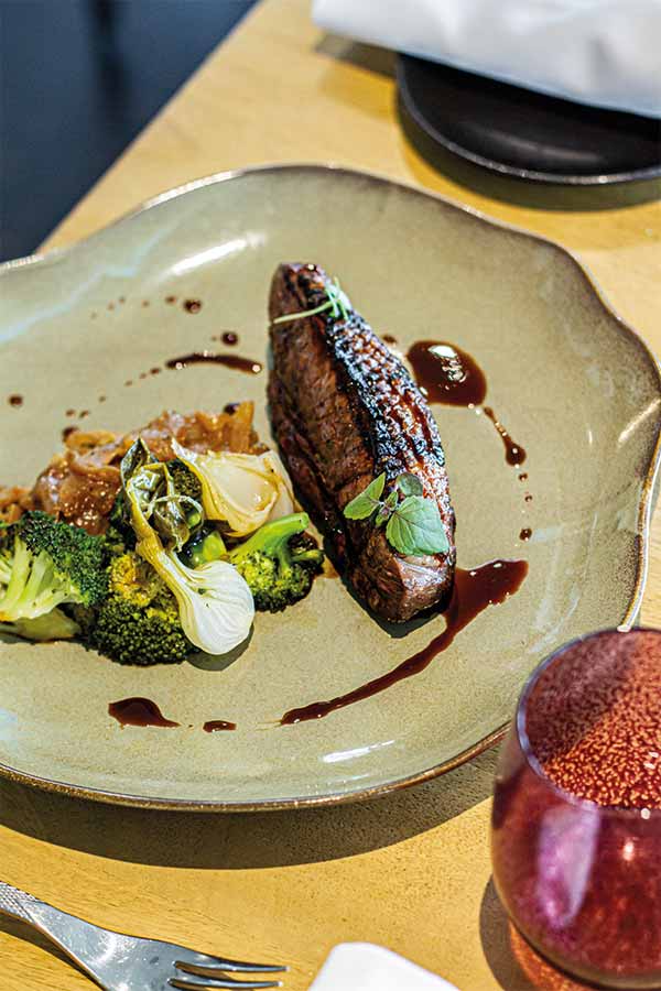 Le Magret de canard de Mr Morille Grillé à la braise et laqué de son jus de cuisson au gingembre, cuisine d’oignons caramélisés et oignons nouveaux glacés au citron confit